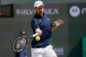 Novak Djokovic colpisce la palla di dritto