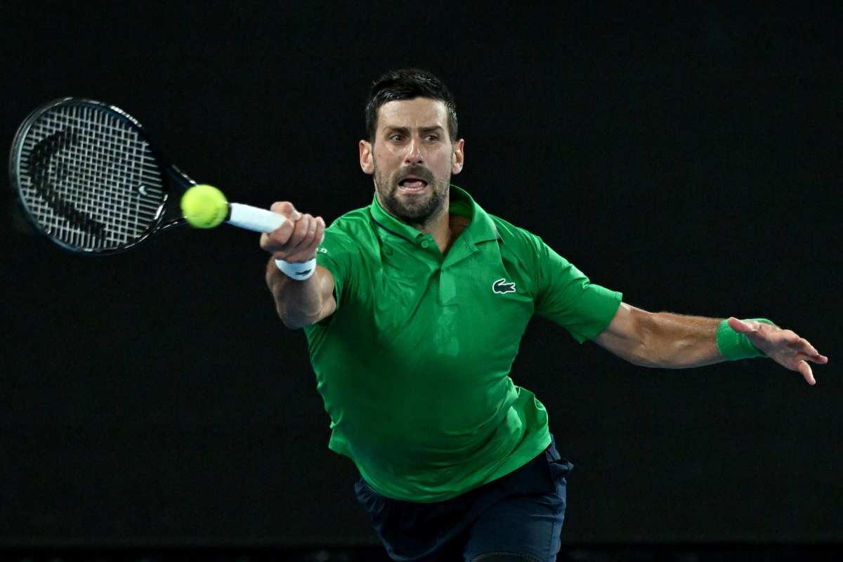 Djokovic colpisce la palla