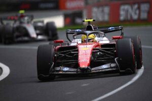 Hamilton in pista con la Ferrari