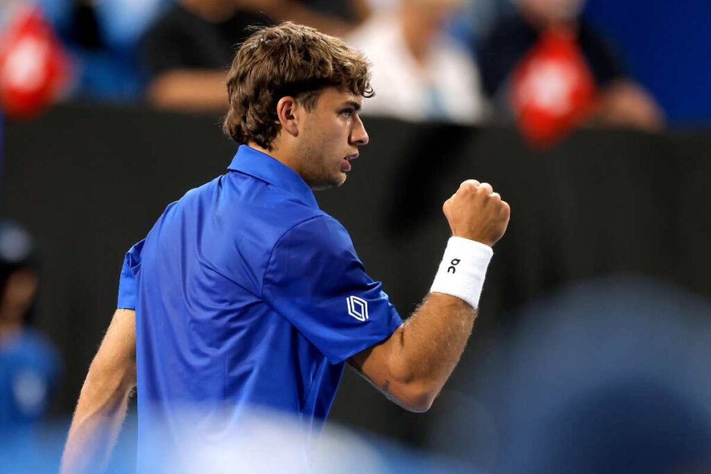 Flavio Cobolli esulta