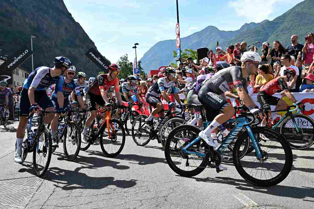 ciclisti in gruppo in una tappa del Giro