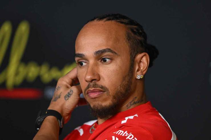 Lewis Hamilton perplesso