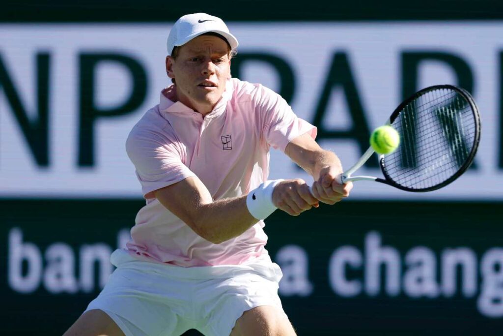 Jannik Sinner in azione a Indian Wells