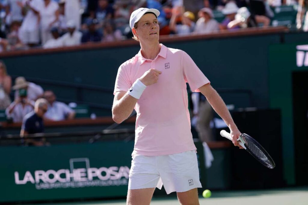 Jannik Sinner esulta per la vittoria a Indian Wells