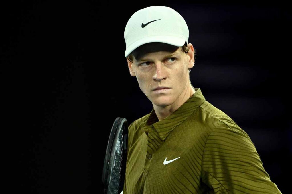 Jannik Sinner rivolge lo sguardo all'avversario