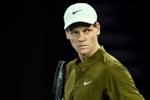 Jannik Sinner rivolge lo sguardo all'avversario