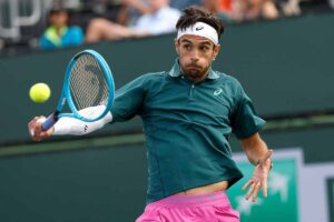 Lorenzo Musetti in azione a Indian Wells