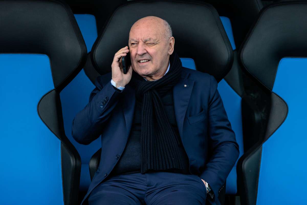 Beppe Marotta al telefono in tribuna