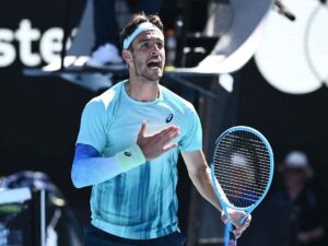 Lorenzo Musetti esulta in campo