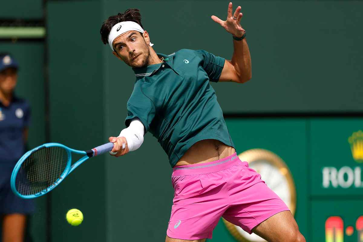 Lorenzo Musetti in azione a Indian Wells