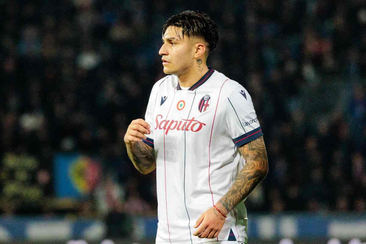 Santiago Castro con la maglia bianca del Bologna