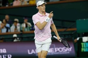 Jannik Sinner in campo a Indian Wells