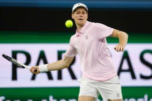 Jannik Sinner in campo a Indian Wells
