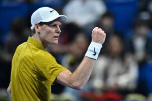 Sinner esulta mostrando il pugno