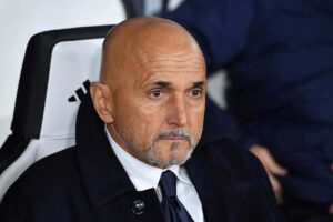 Luciano Spalletti con un'espressione preoccupata