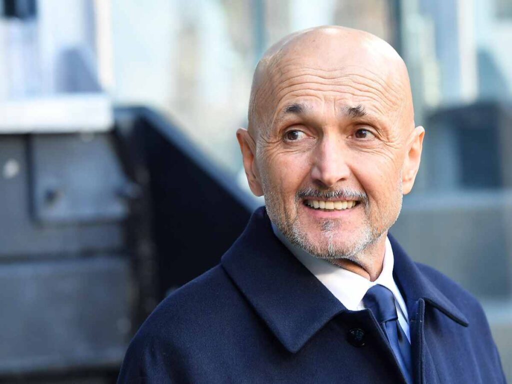 Luciano Spalletti sorridente in panchina