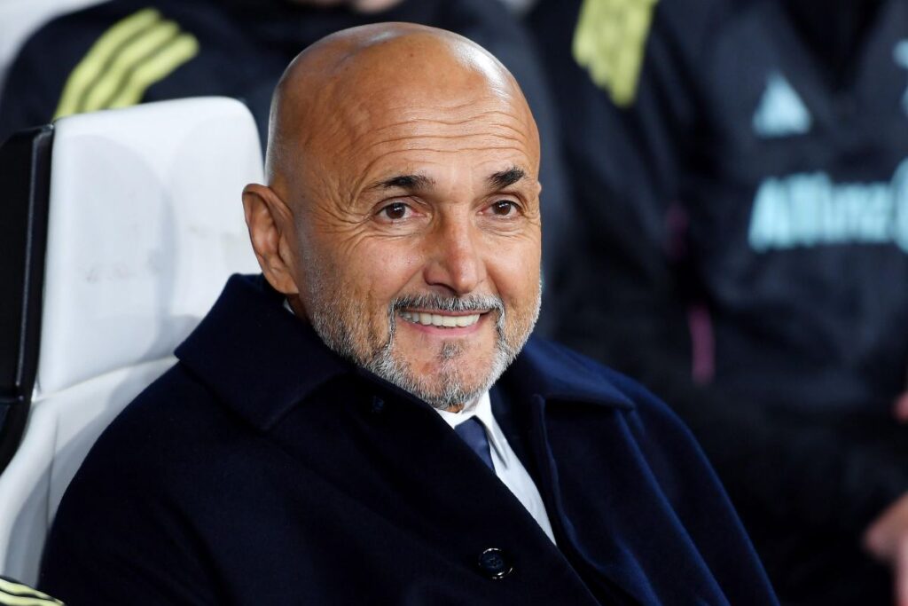 Luciano Spalletti sorridente in panchina