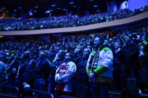 spettatori assistono a una partita allo stadio