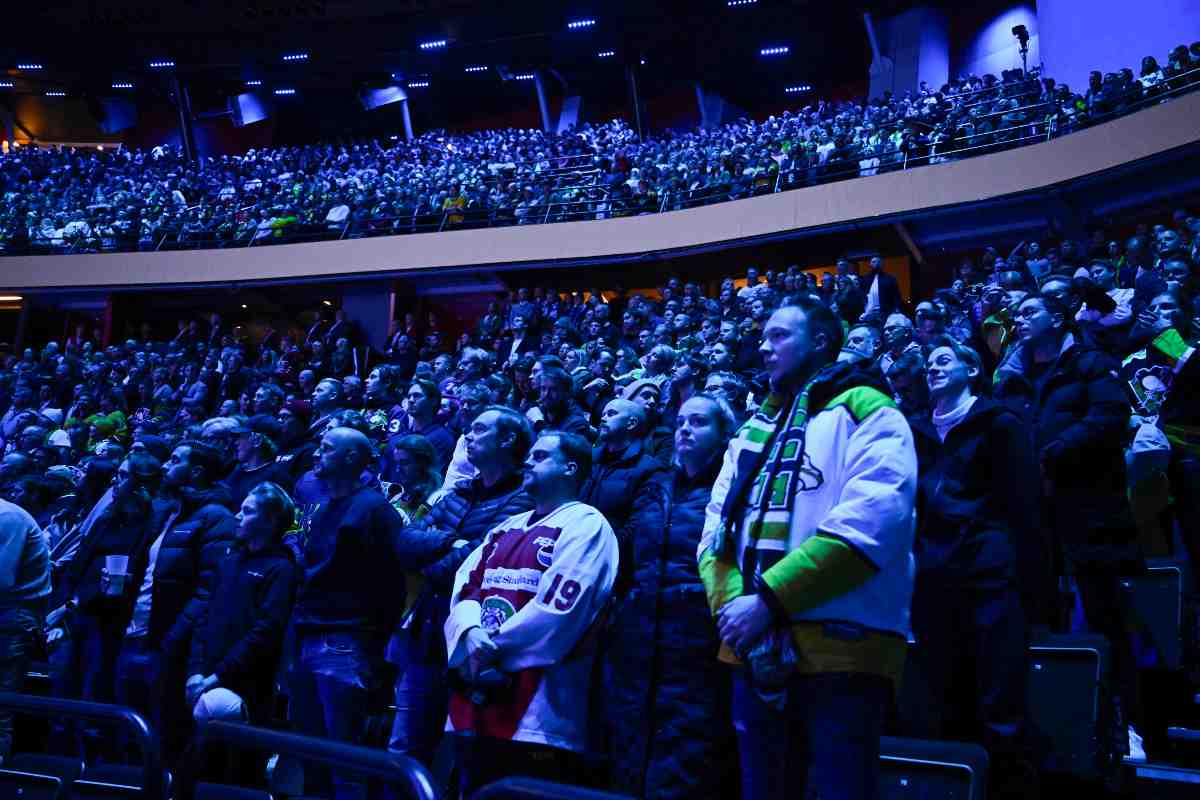 spettatori assistono a una partita allo stadio