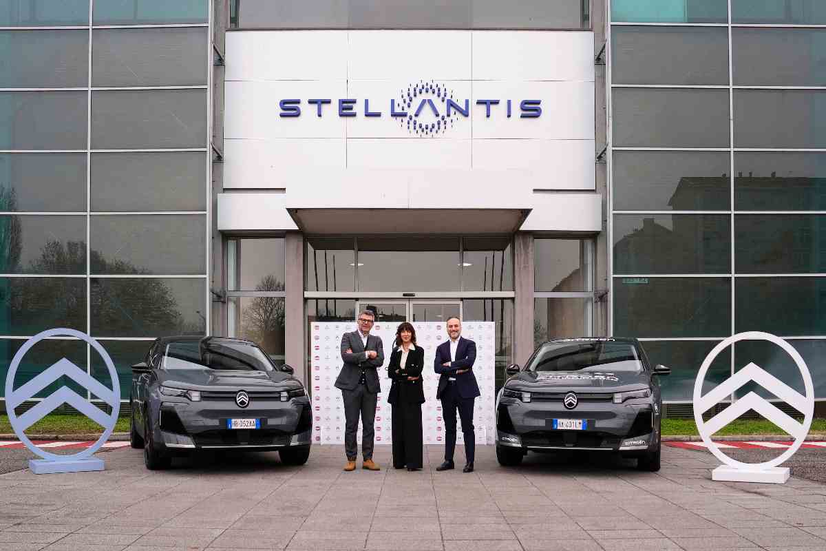 due auto e tre persone tra di loro