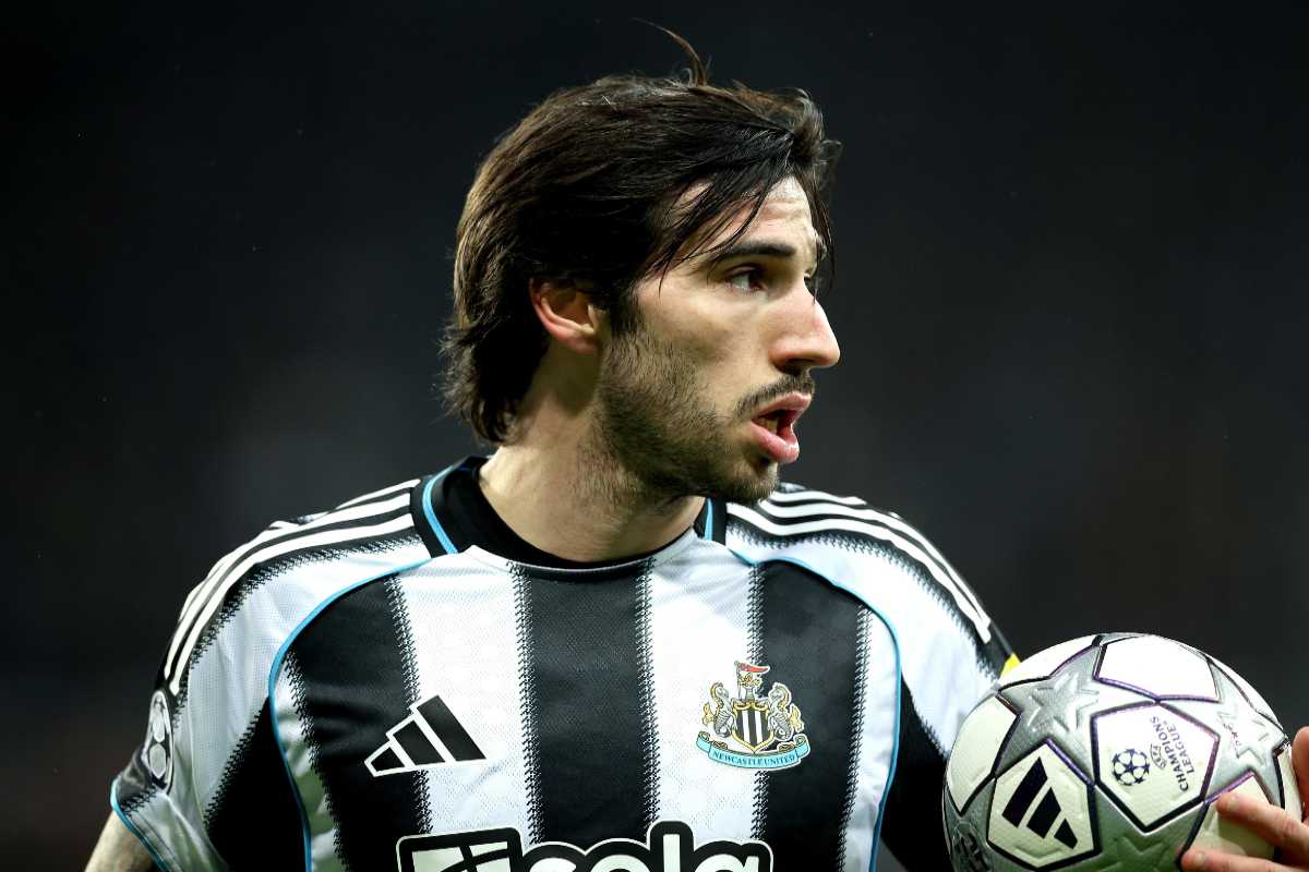 Sandro Tonali con la maglia del Newcastle