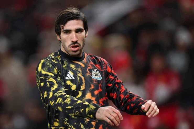 Sandro Tonali con la maglia prematch del Newcastle