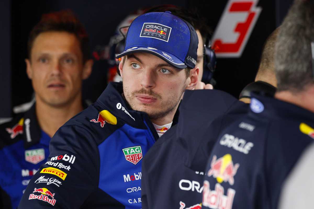 Verstappen nel box della Red Bull