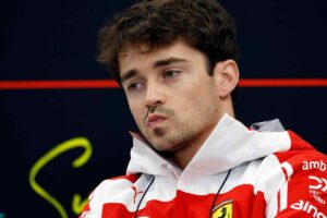 Charles Leclerc in primo piano pensieroso