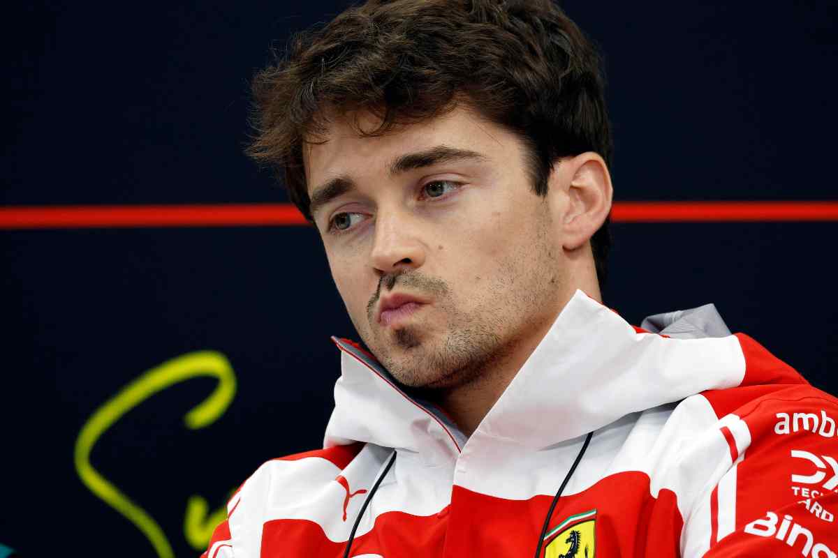 Charles Leclerc in primo piano pensieroso