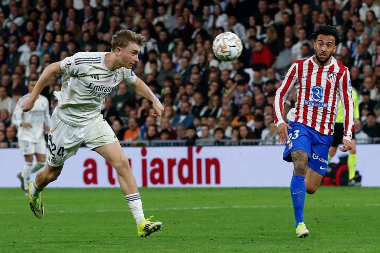 Dean Huijsen in azione nel Derby di Madrid
