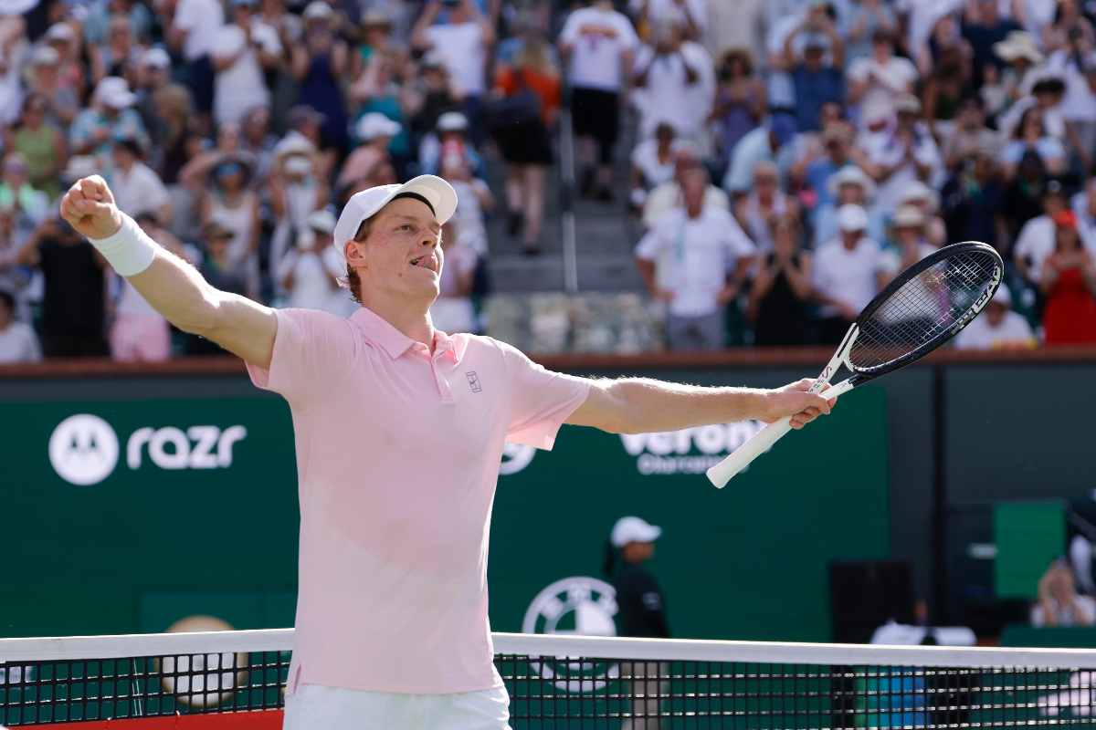 Jannik Sinner esulta per la vittoria