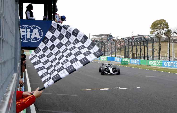 Kimi Antonelli Mercedes all'arrivo sotto la bandiera a scacchi