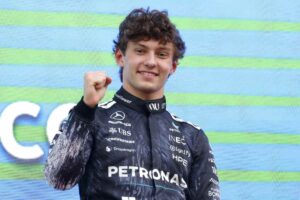 Kimi Antonelli esulta sul podio