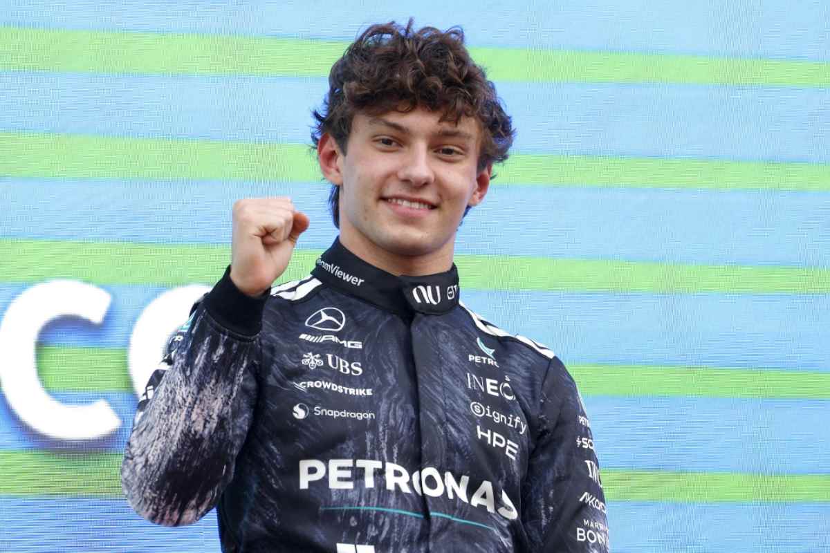 Kimi Antonelli esulta sul podio