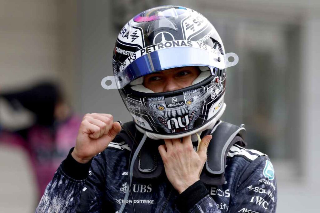 Kimi Antonelli in tuta e casco