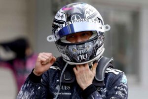 Kimi Antonelli in tuta e casco