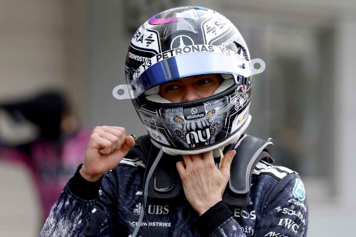 Kimi Antonelli in tuta e casco