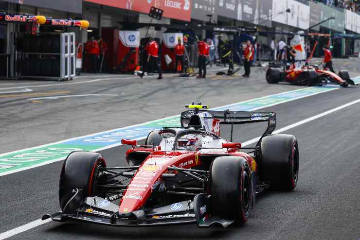 Lewis Hamilton a bordo della sua Ferrari