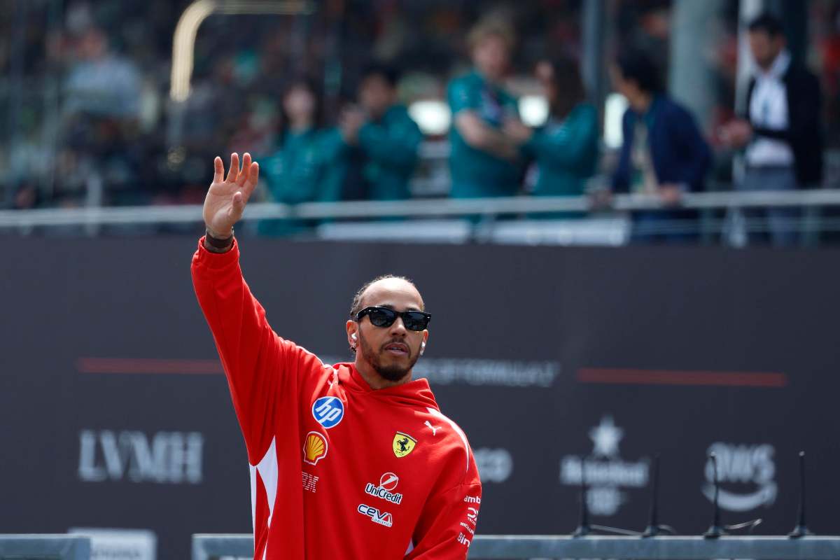 Lewis Hamilton saluta i tifosi