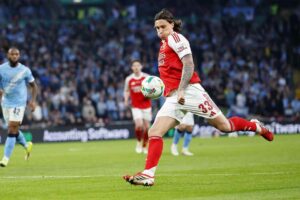 Riccardo Calafiori in azione con l'Arsenal