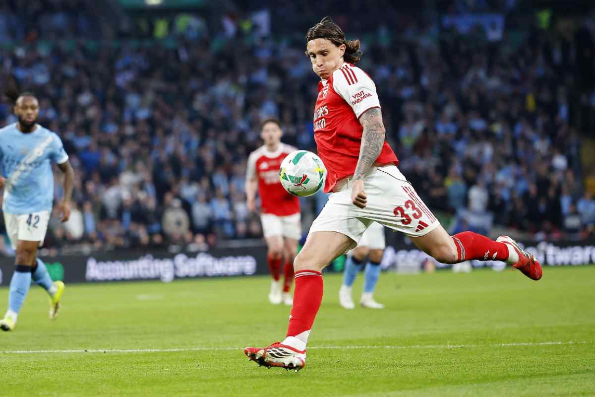 Riccardo Calafiori in azione con l'Arsenal