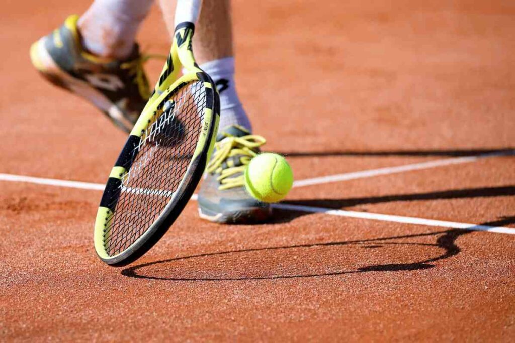 Una pallina ed una racchetta da tennis