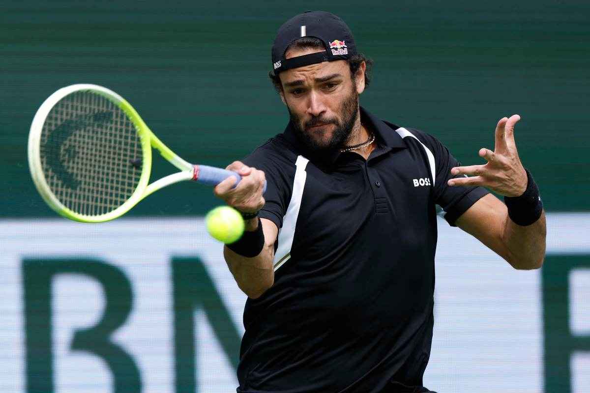 Matteo Berrettini colpisce la palla di dritto