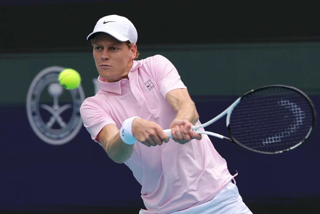 Jannik Sinner in azione a Miami