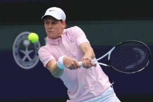 Jannik Sinner in azione a Miami