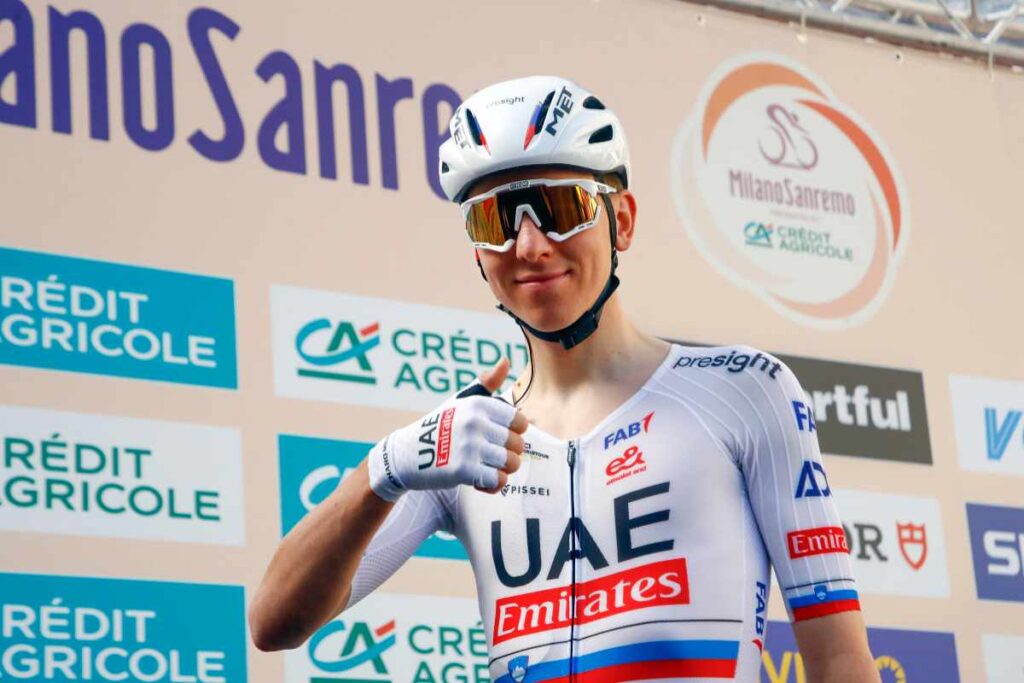 Tadej Pogacar con la maglia di campione del mondo