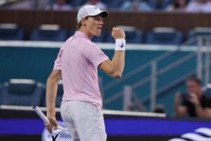 Jannik Sinner esulta in campo