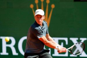 Jannik Sinner in azione a Montecarlo