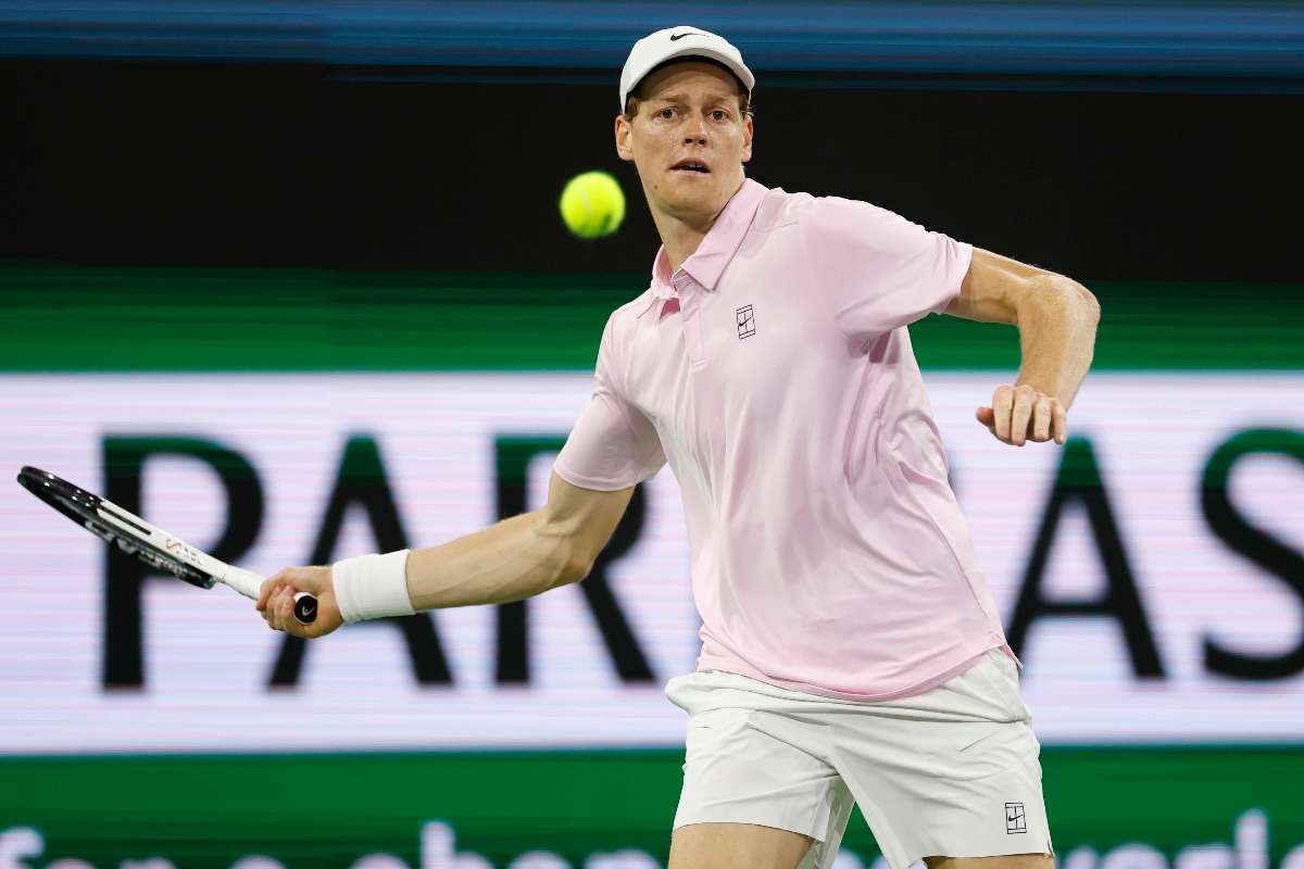 Jannik Sinner si coordina per colpire la palla